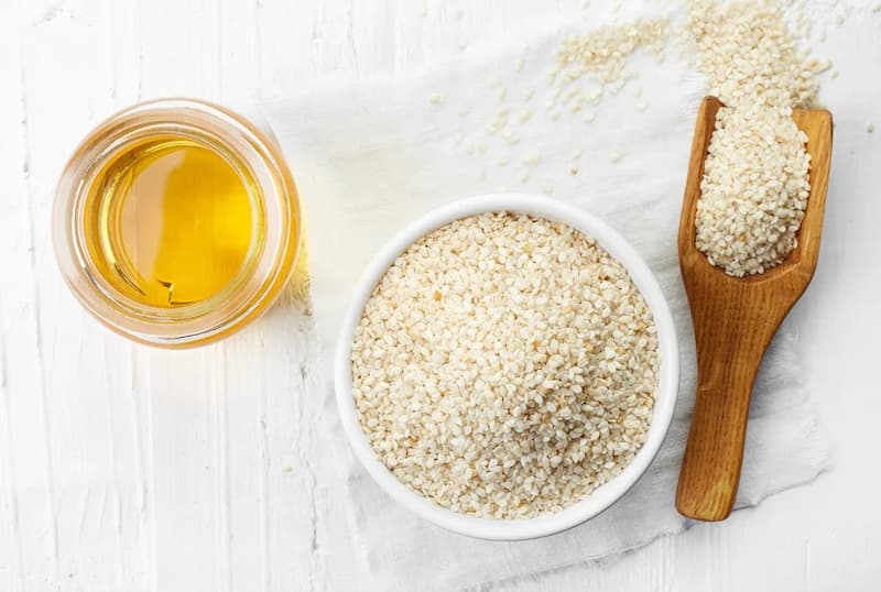 تصویر 1 از روغن کنجد برای پوست با بافت سبک و جذب مناسب